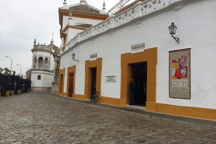 Imagen de las taquillas de la plaza el primer día de venta de nuevos abonos, tras menos de dos horas de abrir las ventanillas. (FOTO: Javier Martínez)